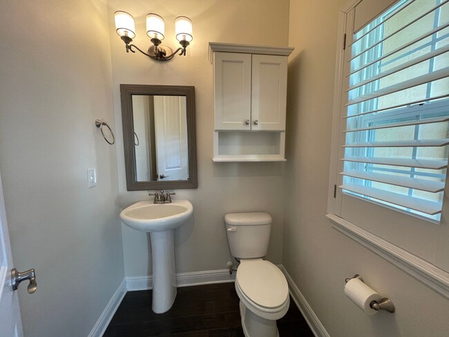Building Photo - Large 3 Bed 3.5 Bath 2 Car Garage Townhous...