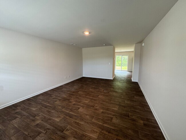 Building Photo - Move-in Ready with **Move-in Special** $25...