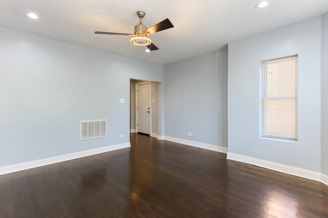 Building Photo - 7710 S Ridgeland Ave