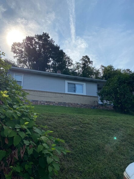 Building Photo - 325 Foster Rd