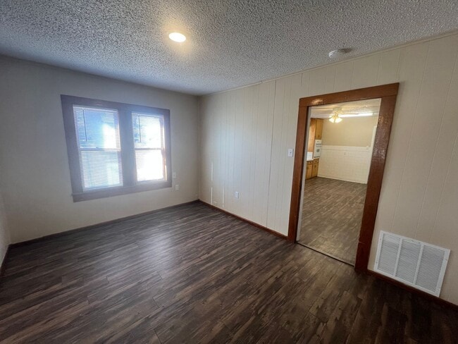 Building Photo - 730 W 17th Ln