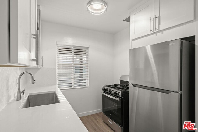 Building Photo - 1310 W Valencia Dr