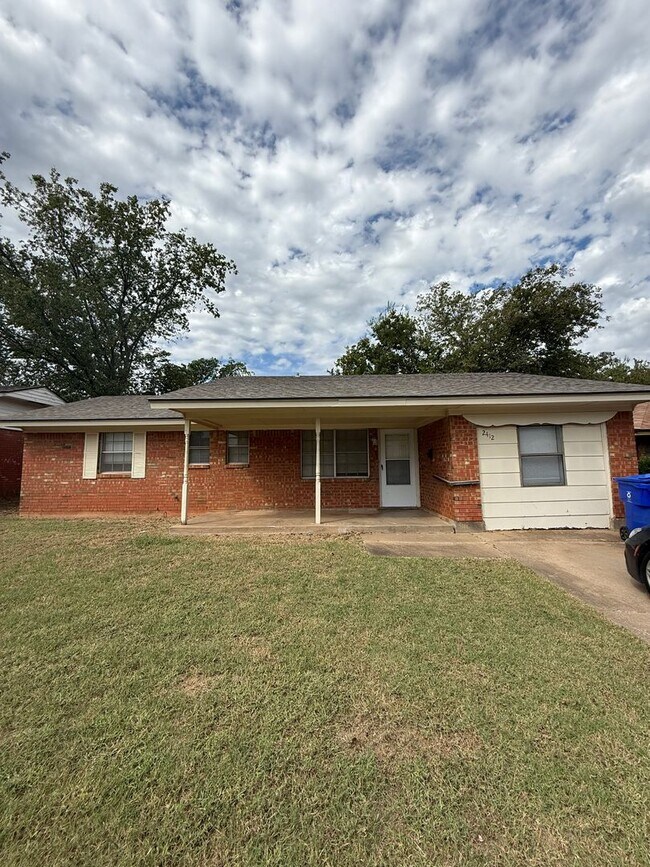 Primary Photo - 3 bed, 1 & 1/2 bath home in North Norman