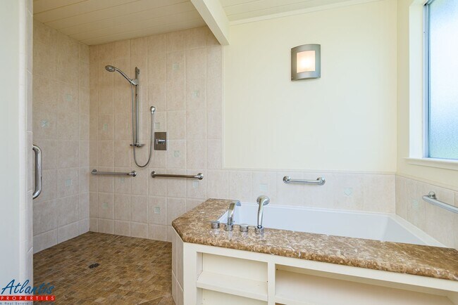 Building Photo - Gorgeous Eichler Home | Desirable Location