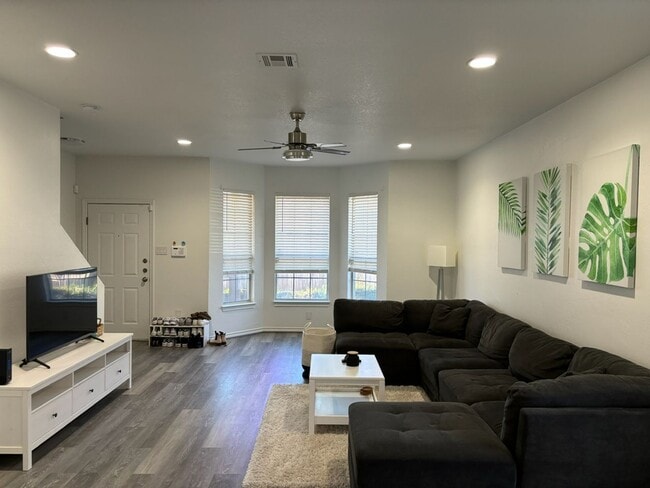 Primary Photo - Fully Furnished Baylor Condo