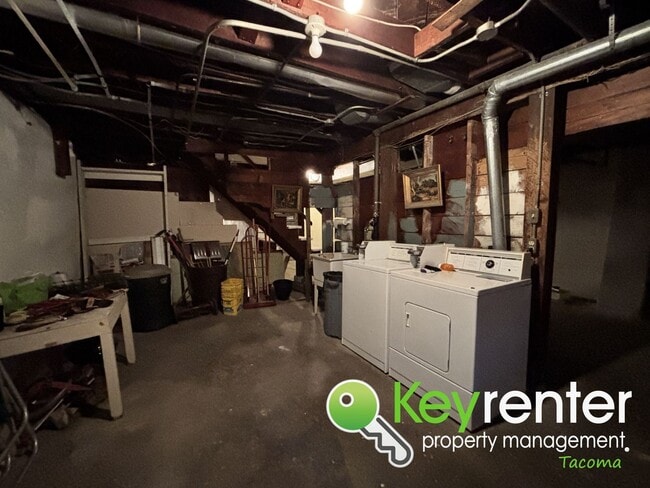 Building Photo - One Bedroom Triplex Unit in the Heart of Tacoma’s Proctor District!