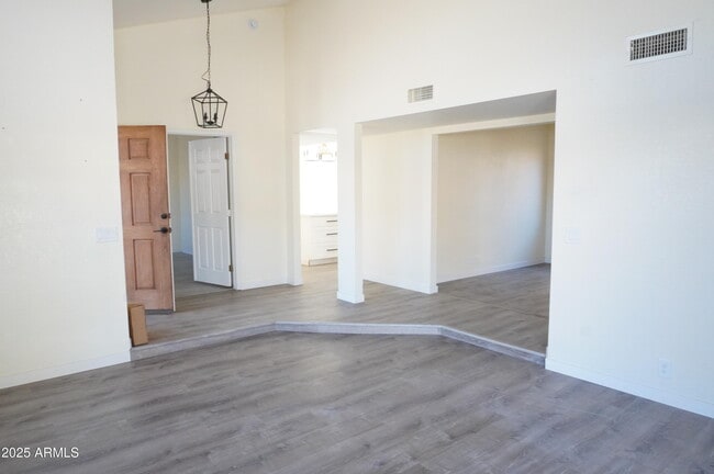 Building Photo - 4024 E Hiddenview Dr
