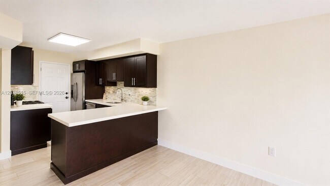 Building Photo - 6904 N Kendall Dr