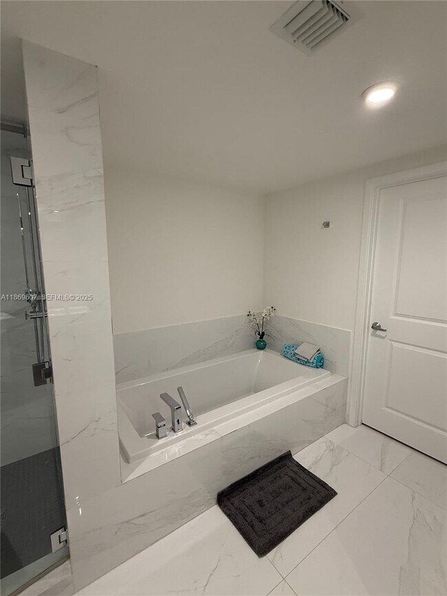 Building Photo - 400 Sunny Isles Blvd