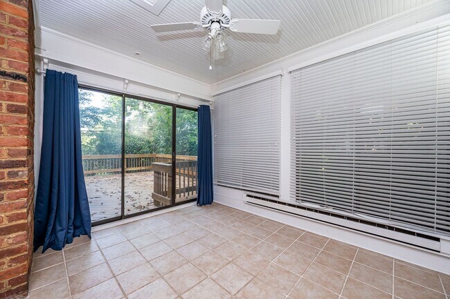 Building Photo - 222 Sunset Dr