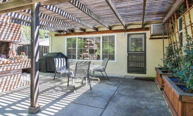 Building Photo - 6487 Hidden Creek Dr