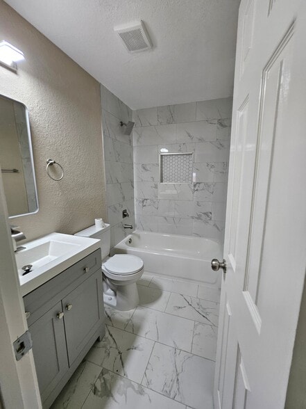 Building Photo - 214 Oleander St