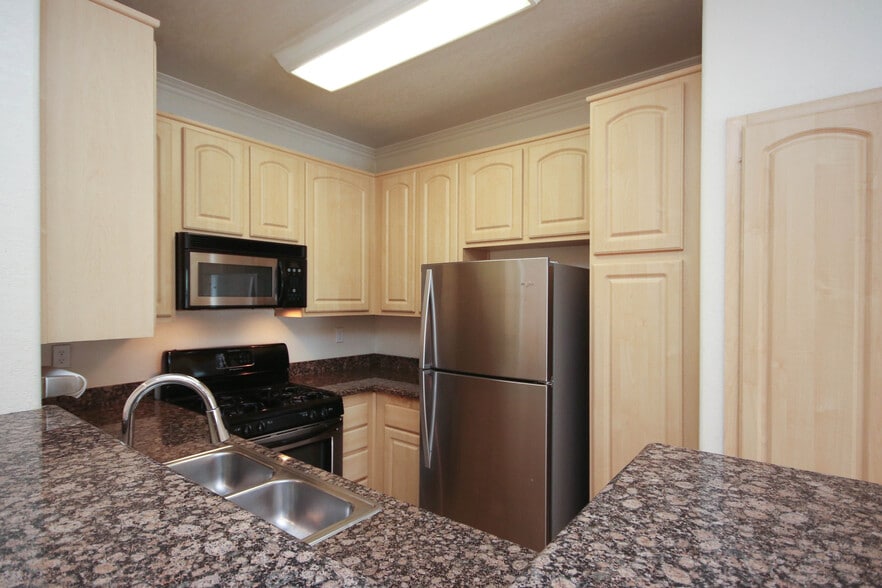Building Photo - 300 N El Molino Ave
