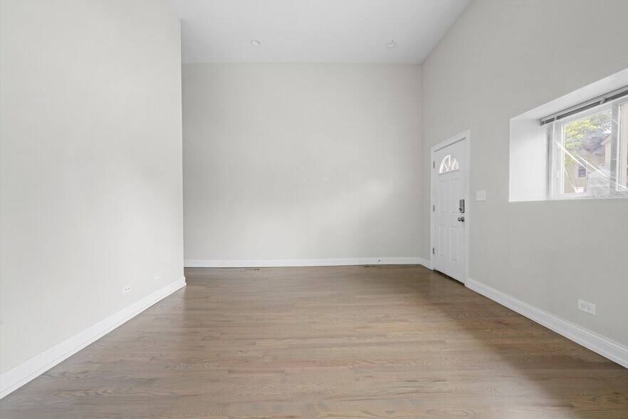 Building Photo - 1946 S Racine Ave