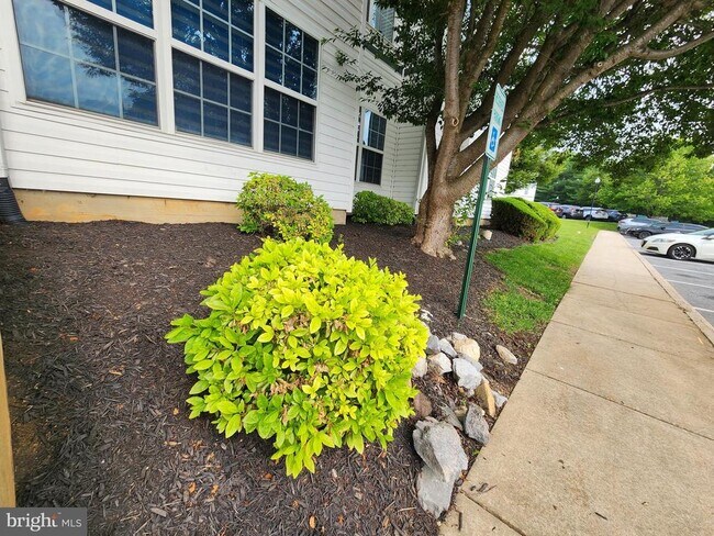 Building Photo - 2029 Windsong Dr
