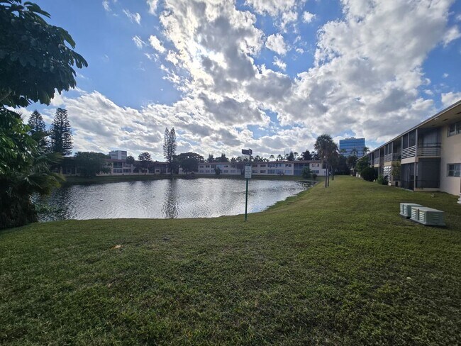 Building Photo - 2-Bed, 2-Bath Miami Condo in HOA Community – Pool, Laundry On-Site