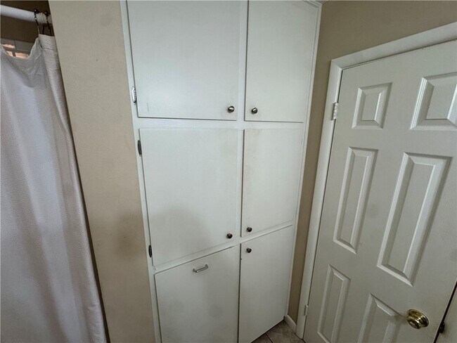 Building Photo - 718 E Debra Dr