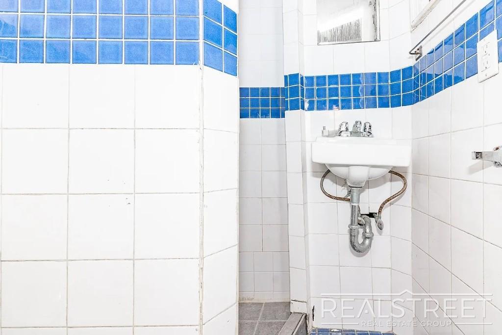 Building Photo - Menahan Street