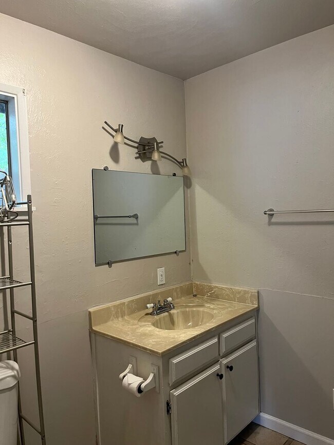 Building Photo - Quaint Studio , 1 Bath Home in Grants Pass