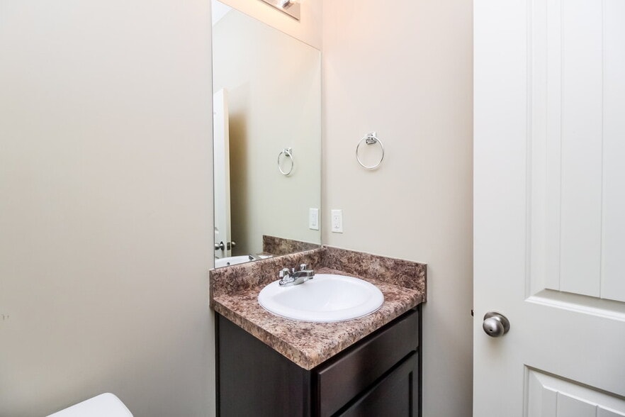 Building Photo - 41 Crescent Chase