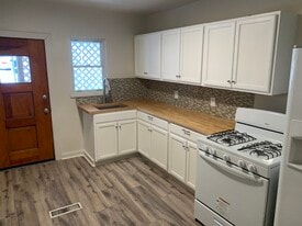 Building Photo - 318 W 8th Ave