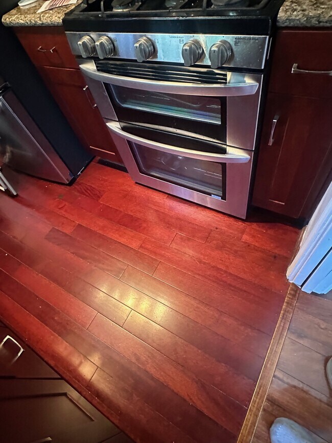 Chefs stove with two separate ovens - 1857 Pandora Ave