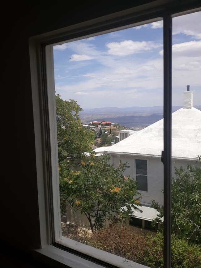 Building Photo - AVAILABLE NOW!! 2 Bedroom with Office spac...