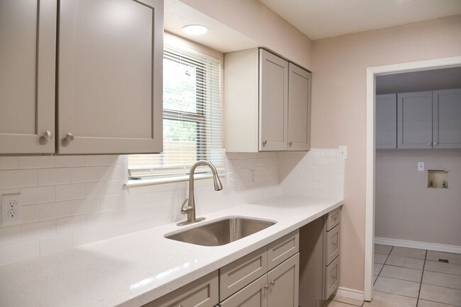 Building Photo - 307 Amherst Ct