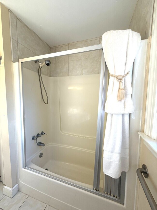 Building Photo - Beautiful 5 Bedroom 3 Bathroom House on Country Club Golf Course!