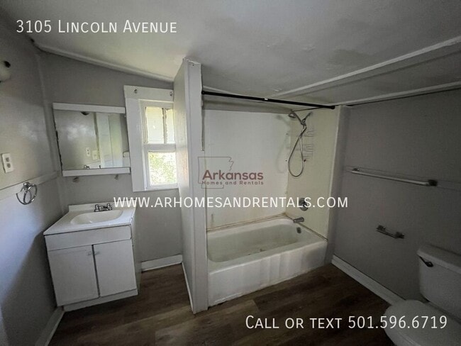 Building Photo - 3105 Lincoln Ave