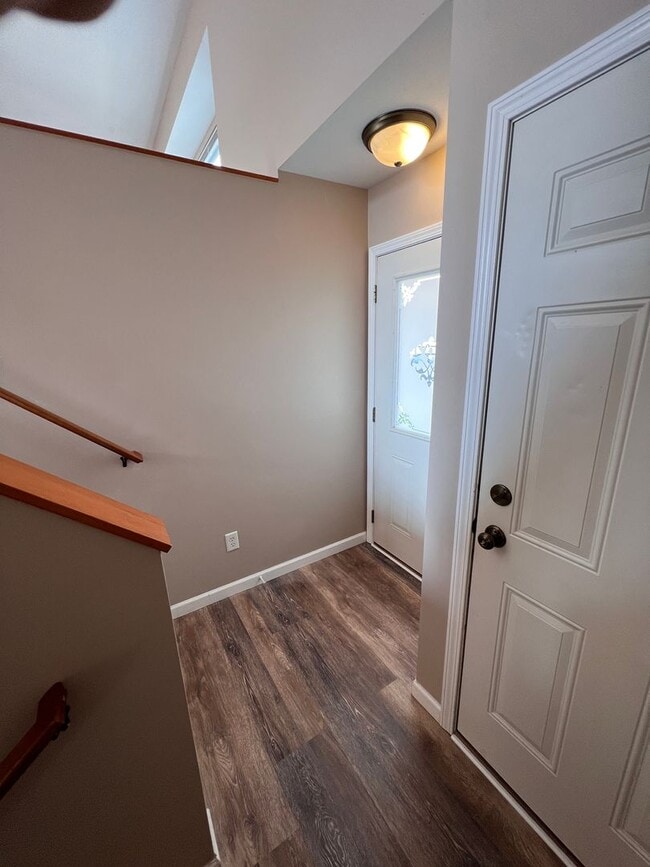 Building Photo - Spacious Split-Level Retreat Just Minutes ...