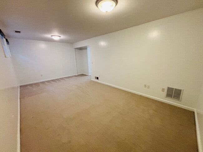 Building Photo - 103 Huntington Ln