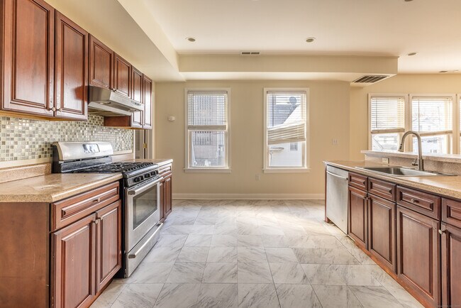 Building Photo - 25 Hunting St