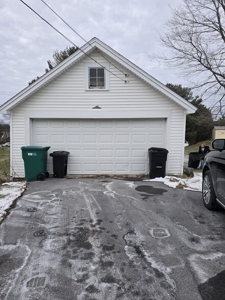 Building Photo - 165 S Main St