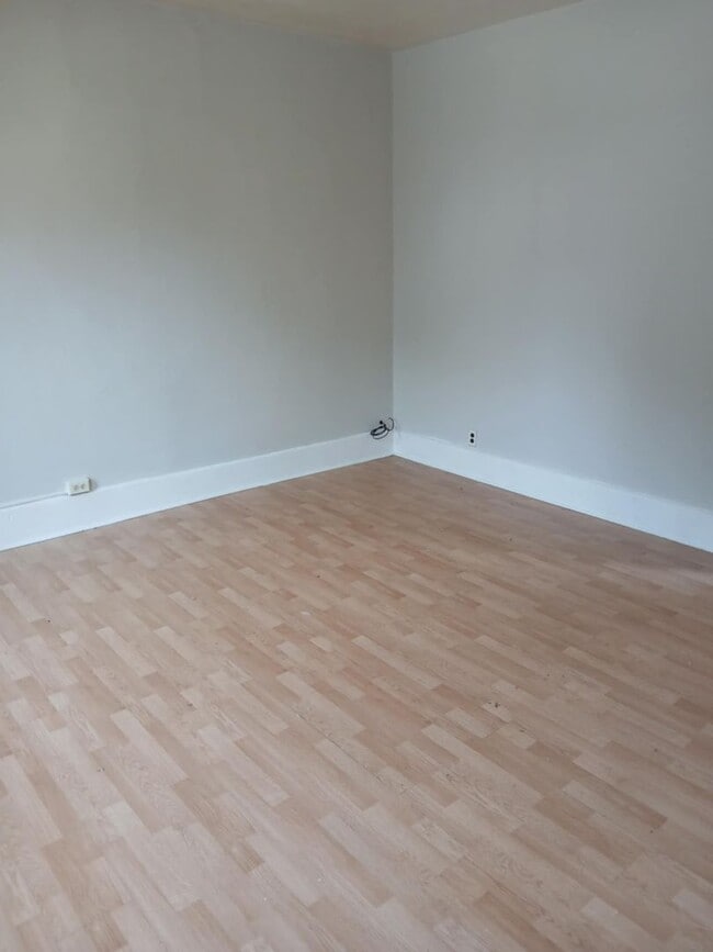 Building Photo - Spacious 3 Bedroom House Located in North ...