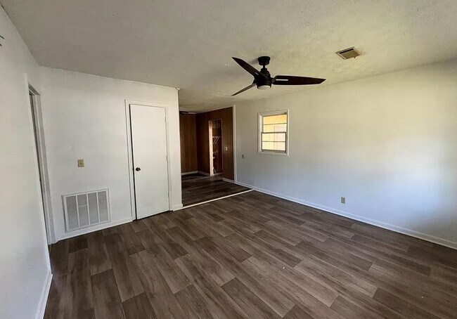 Building Photo - 3 Bed/2 Bath Brick Home- Under Renovations