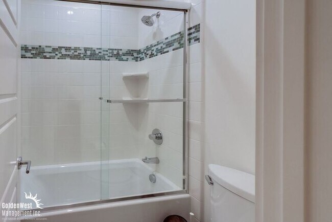Building Photo - Modern 3Bdm 2.5Ba Townhome in the Heart of...