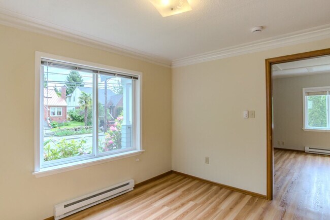 Building Photo - Spacious 1 bedroom Maple Leaf Bungalow w/AC!