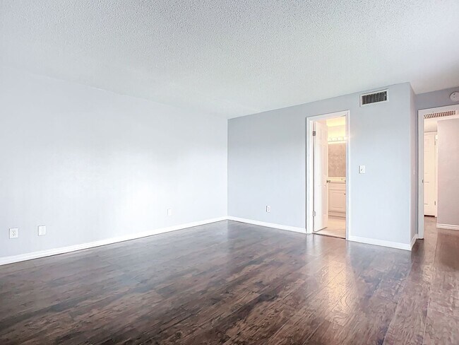 Building Photo - Coastal Charm Meets Modern Living: Your Dream Townhome in Port Orange Awaits!