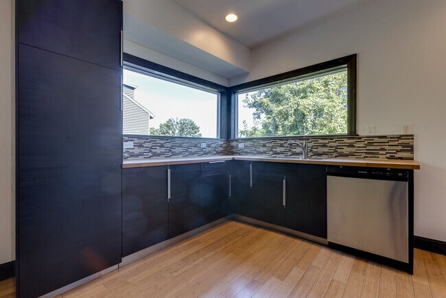 Building Photo - 200 St Thomas St