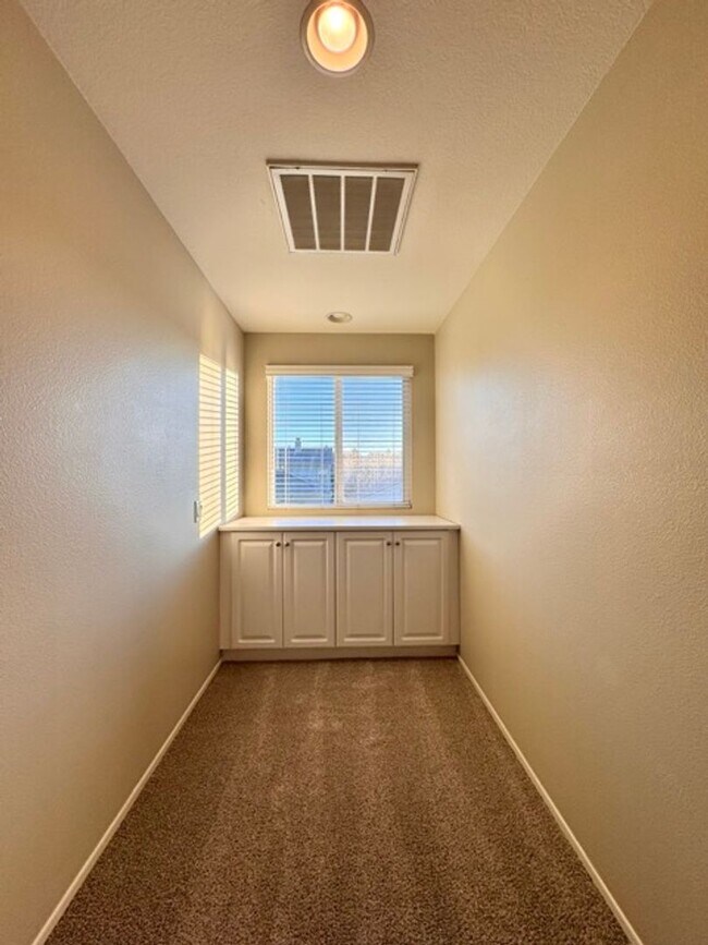 Building Photo - Beautiful 4 bedroom two story house with RV parking for LEASE in Murrieta!