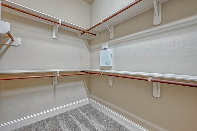 Building Photo - 2603 Longlake Dr