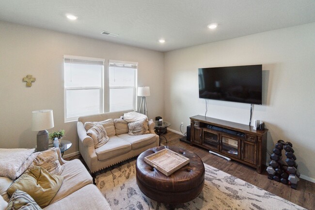 Building Photo - 4 Bed 2 Bath Single Family Home in Cheney!!