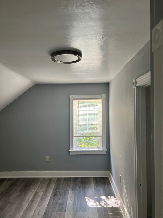 Building Photo - 32 Tuxedo Ave