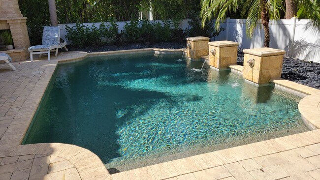 Building Photo - Seasonal stunning 5/5 pool home west of trail near Siesta Key!