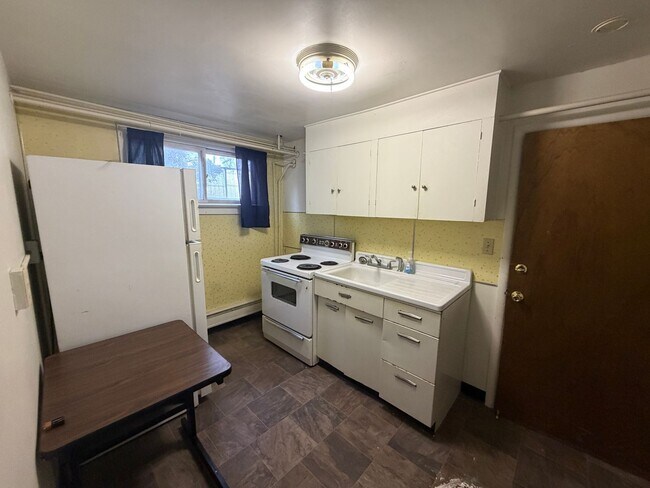 Building Photo - 24 Broadwater Ave