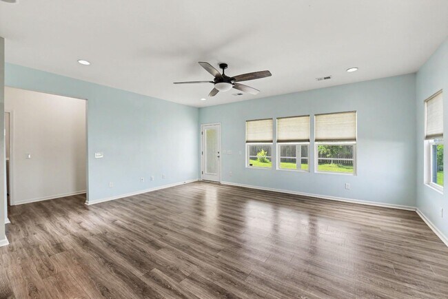 Building Photo - 121 Rockingham Way