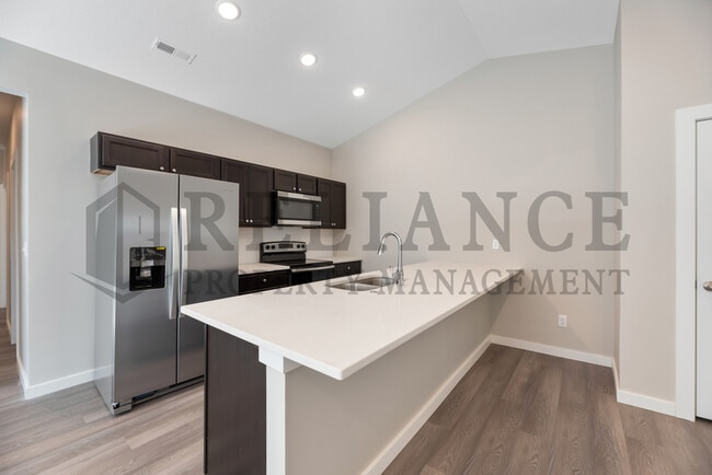 Building Photo - 5121 N Cypress St
