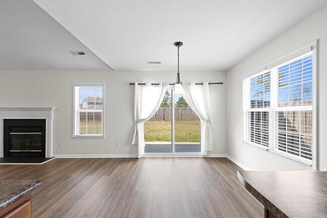 Building Photo - 331 Rose Bud Ln