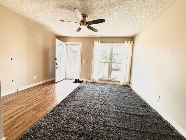 Building Photo - Updated 2 bed/2.5 bath townhome in Bear Creek